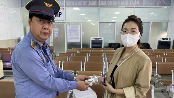 승객들은 카메라를 돌려받은 후 SE4 열차 승무원에게 감동적인 감사를 표했습니다. 사진: DSVN