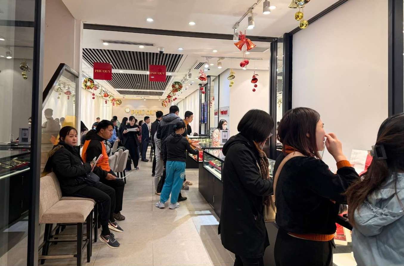 Nhieu nguoi chuyen sang mua bac khi vang qua kho mua. Anh: Phuong Anh 