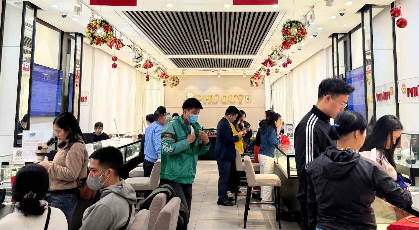 Tai mot so cua hang kinh doanh bac o Ha Noi, tap nap nguoi dan cho giao dich. Anh: Phuong Anh 