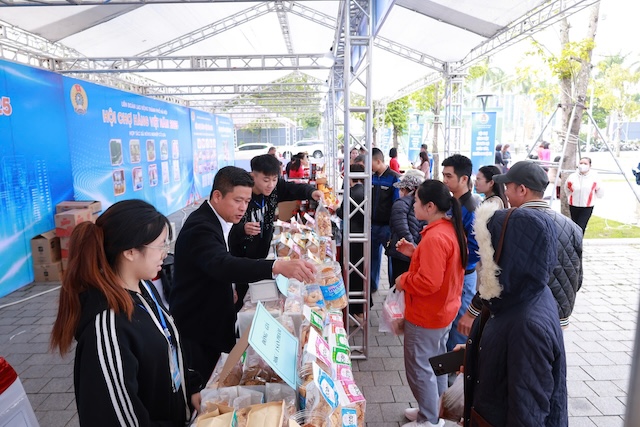 多くの組合員、労働者がハノイ市労働組合連盟が主催する2025年ベトナム商品フェアを見学、買い物をしており、労働組合が主催する旧正月市場で買い物をしたいと考えています。写真:キエウ・ヴー