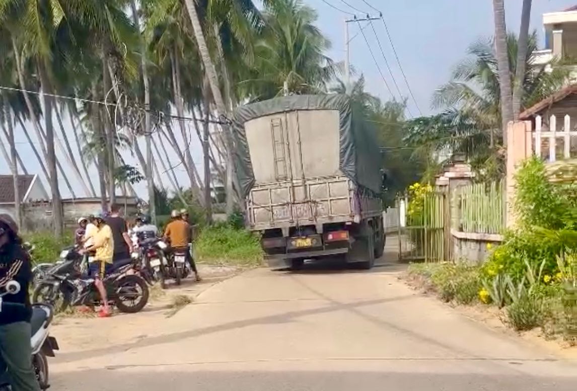 Xe tai dung lai sau khoang 500m gap su co ve phanh. Anh: Duy Tuan 