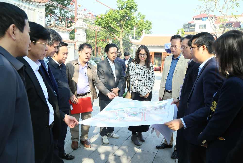 Lanh dao tinh cung Doan cong tac Hoc vien Chinh tri Quoc gia Ho Chi Minh khao sat tai Den Tran, phuong Pho Hien. Anh: Cong TTDT tinh Hung Yen