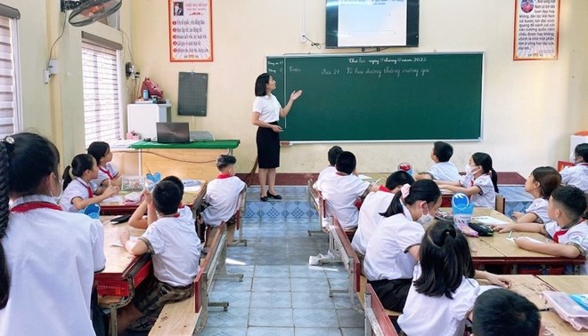 回覧番号 02/2021/TT-BGDDT は、小学校教師の専門職に任命された職員の給与ランキングをガイドしています。イラスト写真：トラン・ハ