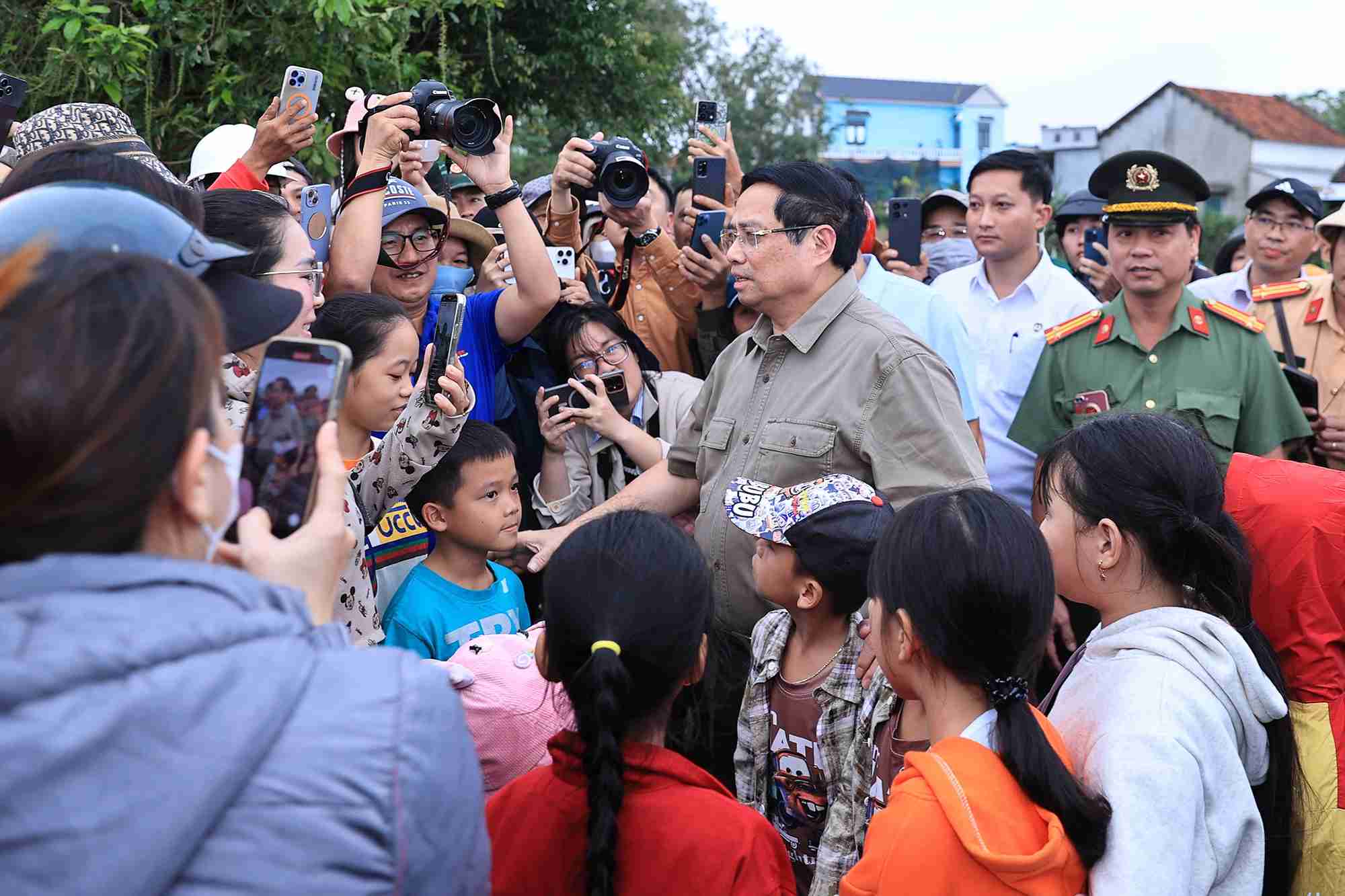 Before moving to Hoa Thinh commune, Prime Minister Pham Minh Chinh visited and encouraged the people of Phu Thu village, Tay Hoa commune in Dak Lak - Photo: VGP/Nhat Bac