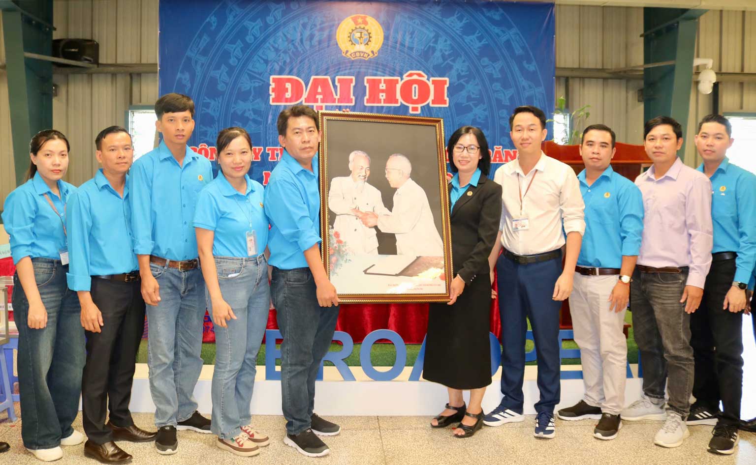 LDLD TP Can Tho tang tranh chuc mung Dai hoi Cong doan Cong ty TNHH Broadpeak Soc Trang. Anh: Van Nhanh