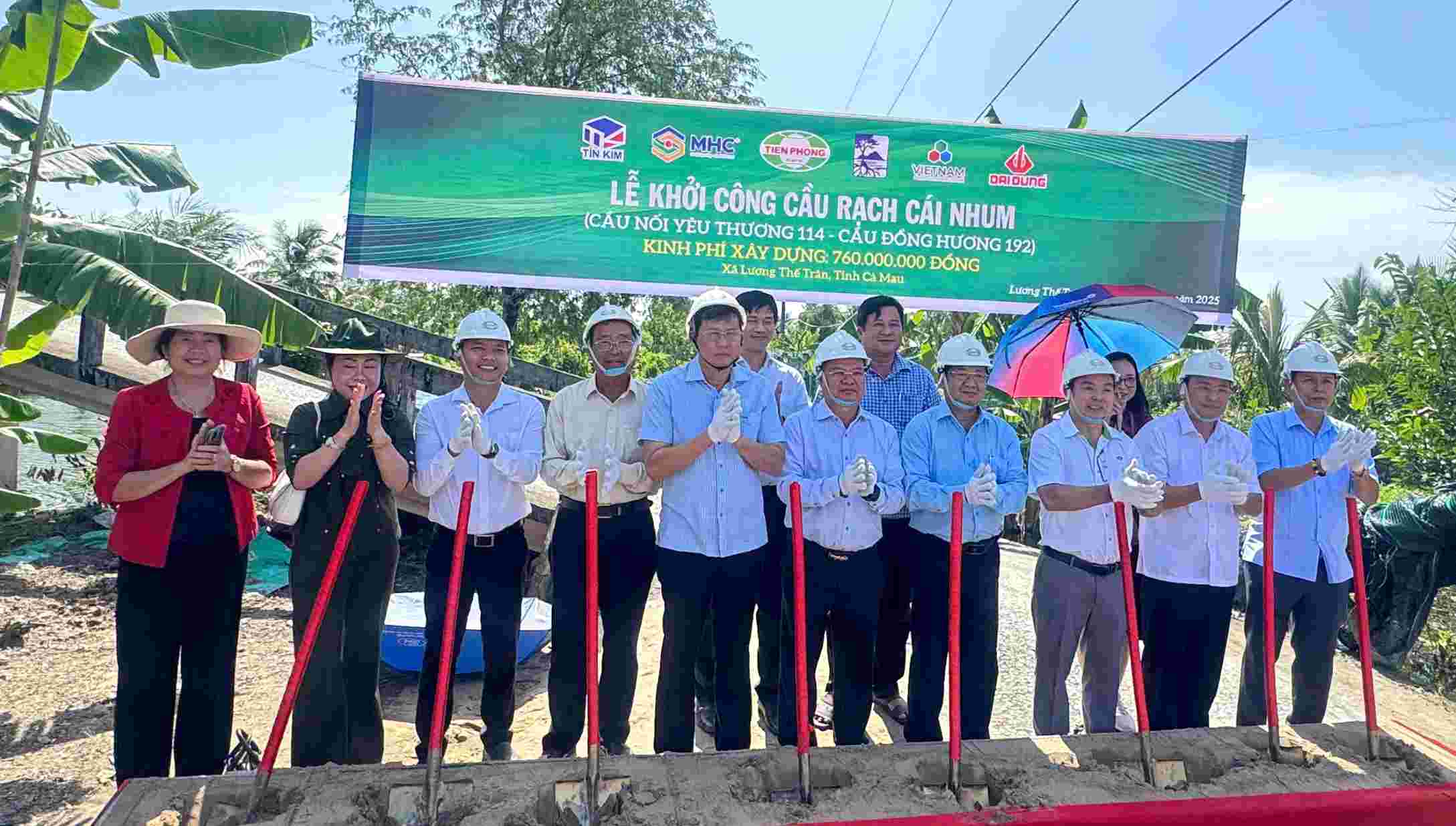 El Vicepresidente Permanente del MTTQ de Vietnam de la provincia de Ca Mau asiste a la ceremonia de inicio del puente rural. Foto: Nhat Ho