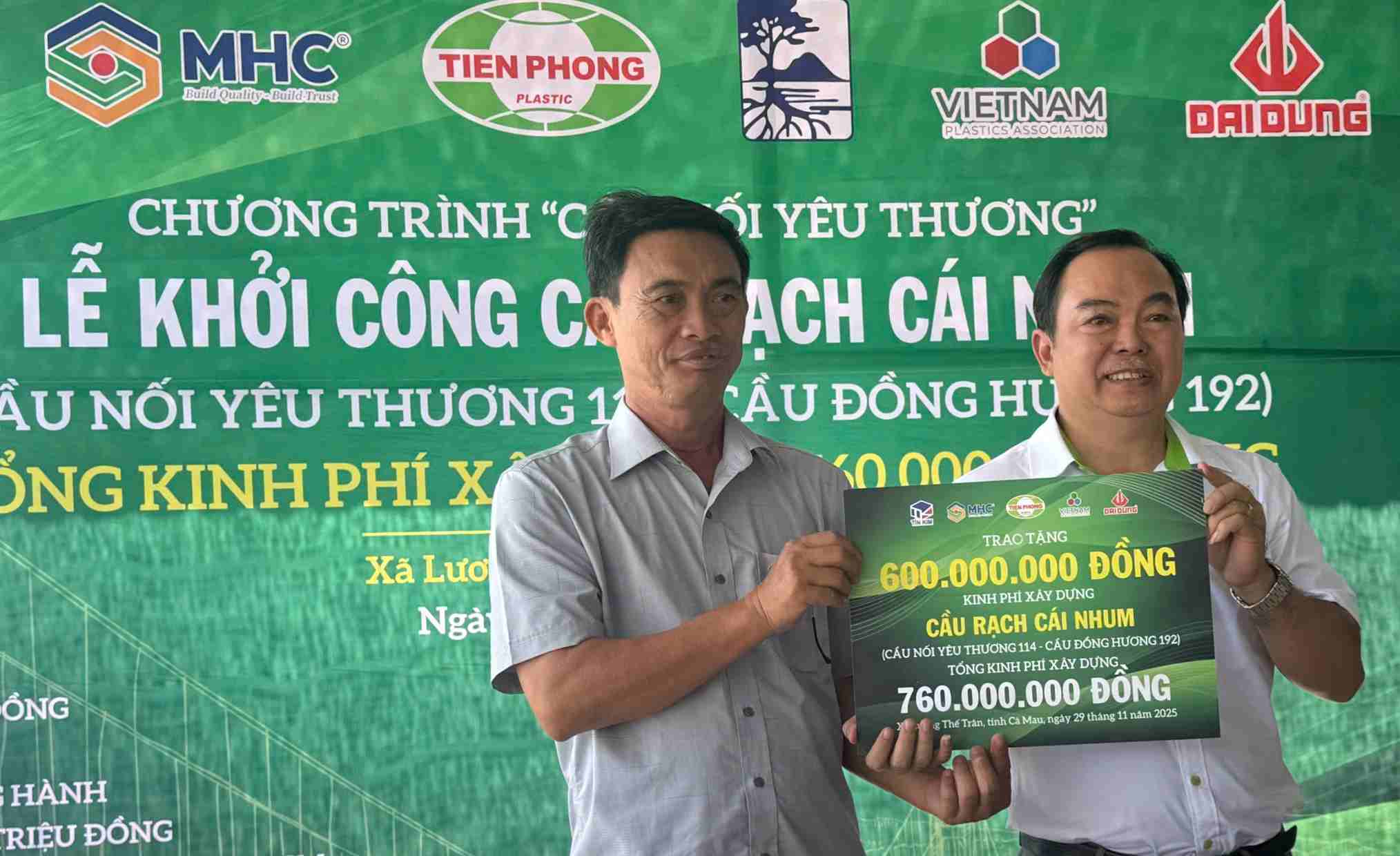 Don vi tai tro ban giao so tien dung de lam cau noi duong ve de Anh hung luc luong vu trang Luong The Tran, Ca Mau. Anh: Nhat Ho