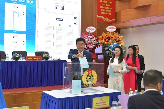 石油化学産業総公社の第8回労働組合総会報告書によると、過去1年間で労働組合組織に新たに加入した労働者の割合は100%に達しました。写真:キム・アイン