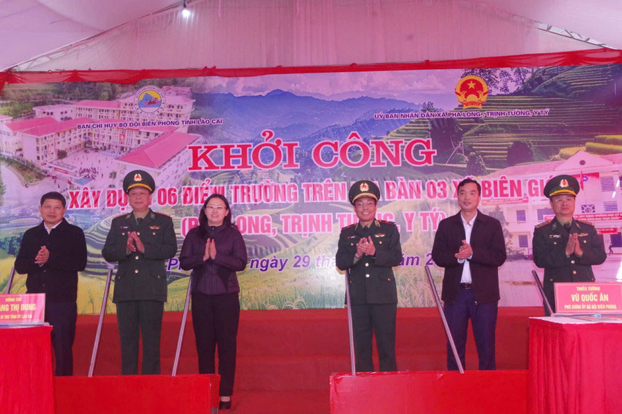  Cac dai bieu thuc hien nghi thuc khoi cong xay dung diem truong Xa Khai Tung, xa Pha Long, tinh Lao Cai. Anh: Duc Tri 