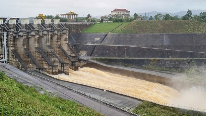 Ta Trach湖は、大雨に対応するために水の調整を強化しています。写真:H. Nguyen.