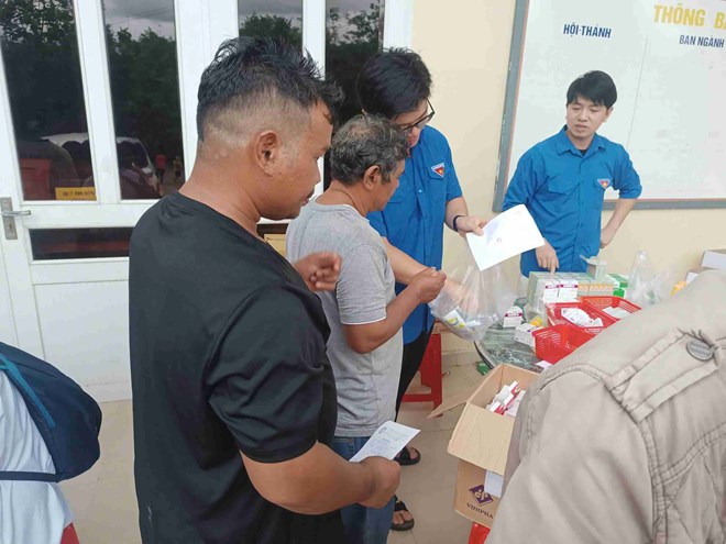 People in flooded areas do not need health insurance cards or the correct route. Photo: Huu Long