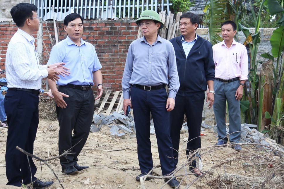 Ong Pham Anh Tuan (mu xanh) kiem tra quy hoach TDC vung thien tai tai xa Tuy Phuoc Tay. Anh: Hoai Phuong