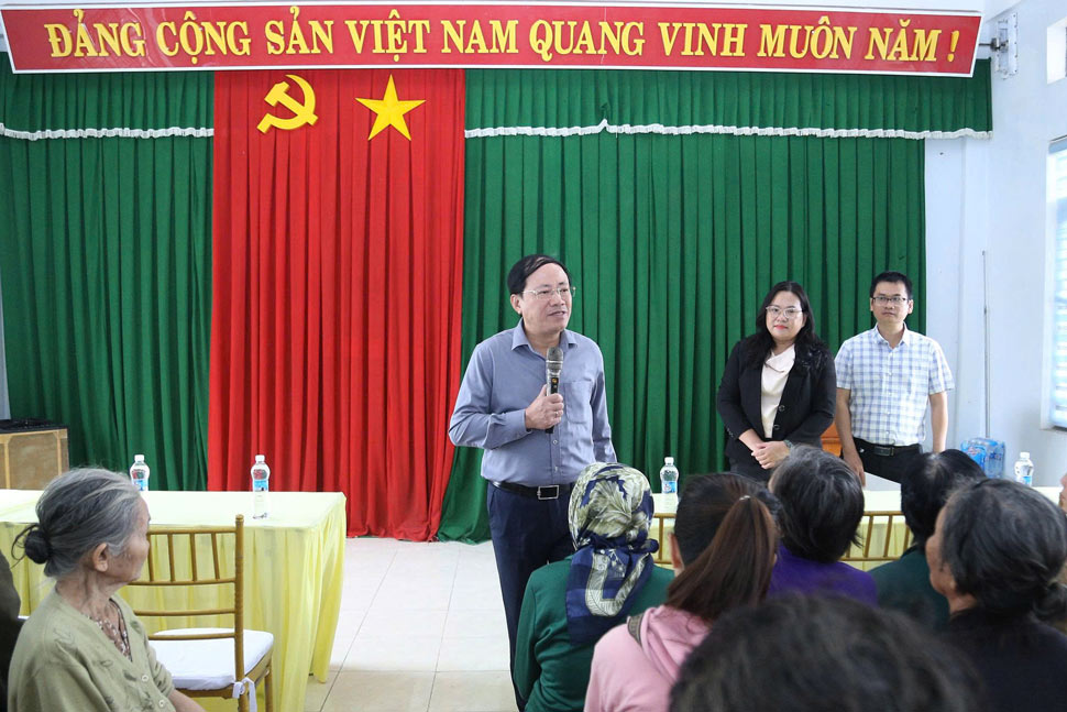 Ong Pham Anh Tuan dong vien cac gia dinh bi thiet hai do bao lu tai xa Tuy Phuoc. Anh: Hoai Phuong