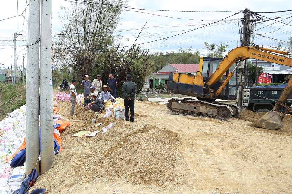 Cac don vi dang khac phuc su co sat lo de song Cat (phuong Quy Nhon Bac). Anh: Hoai Phuong