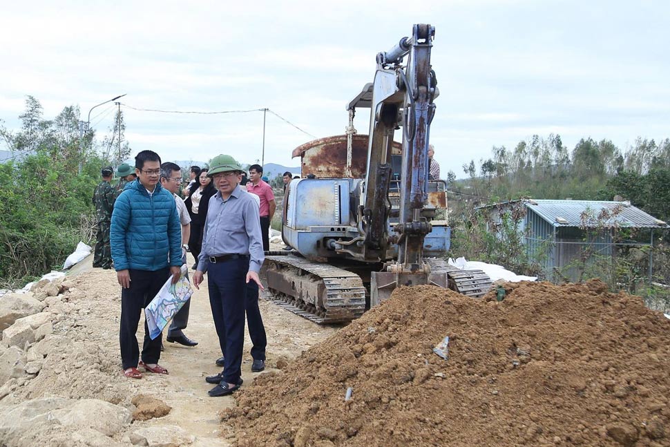 ザライ省人民委員会のファム・アイン・トゥアン委員長は、ヴァンホイ1村（トゥイ・フックコミューン）の堤防決壊の克服工事を視察した。写真: ホアイ・フオン