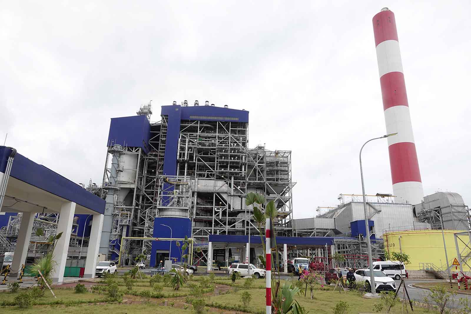 Actualmente la Compañia de Responsabilidad Limitada Nhiet dien Vung Ang 2 se esta centrando en superar los daños causados por la tormenta numero 10 a la Central Termoelectrica Vung Ang 2. Foto: Tran Tuan.