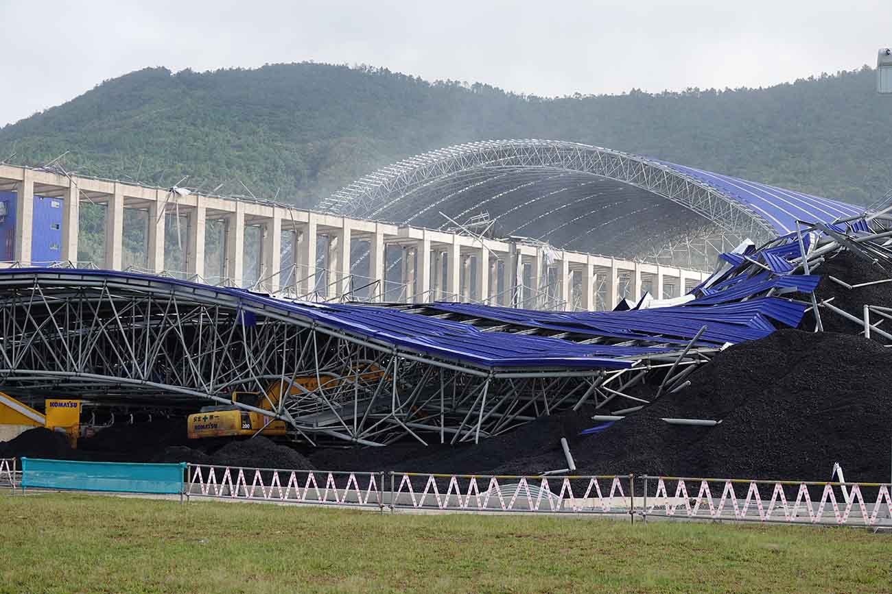 Thiet hai do bao so 10 gay ra cho Nha may Nhiet dien Vung Ang 2 la rat lon. Anh: Tran Tuan.