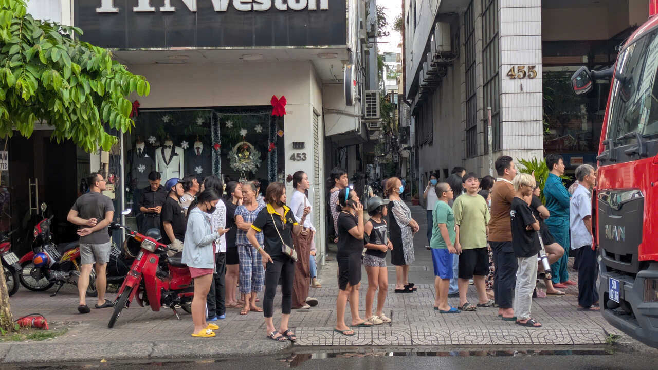 Nguoi dan hieu ki theo doi vu chay. Anh: Anh Tu