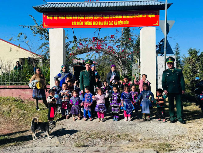 BDBP va hoc tro tai diem truong mien bien vien. Anh: Anh: Duc Tri