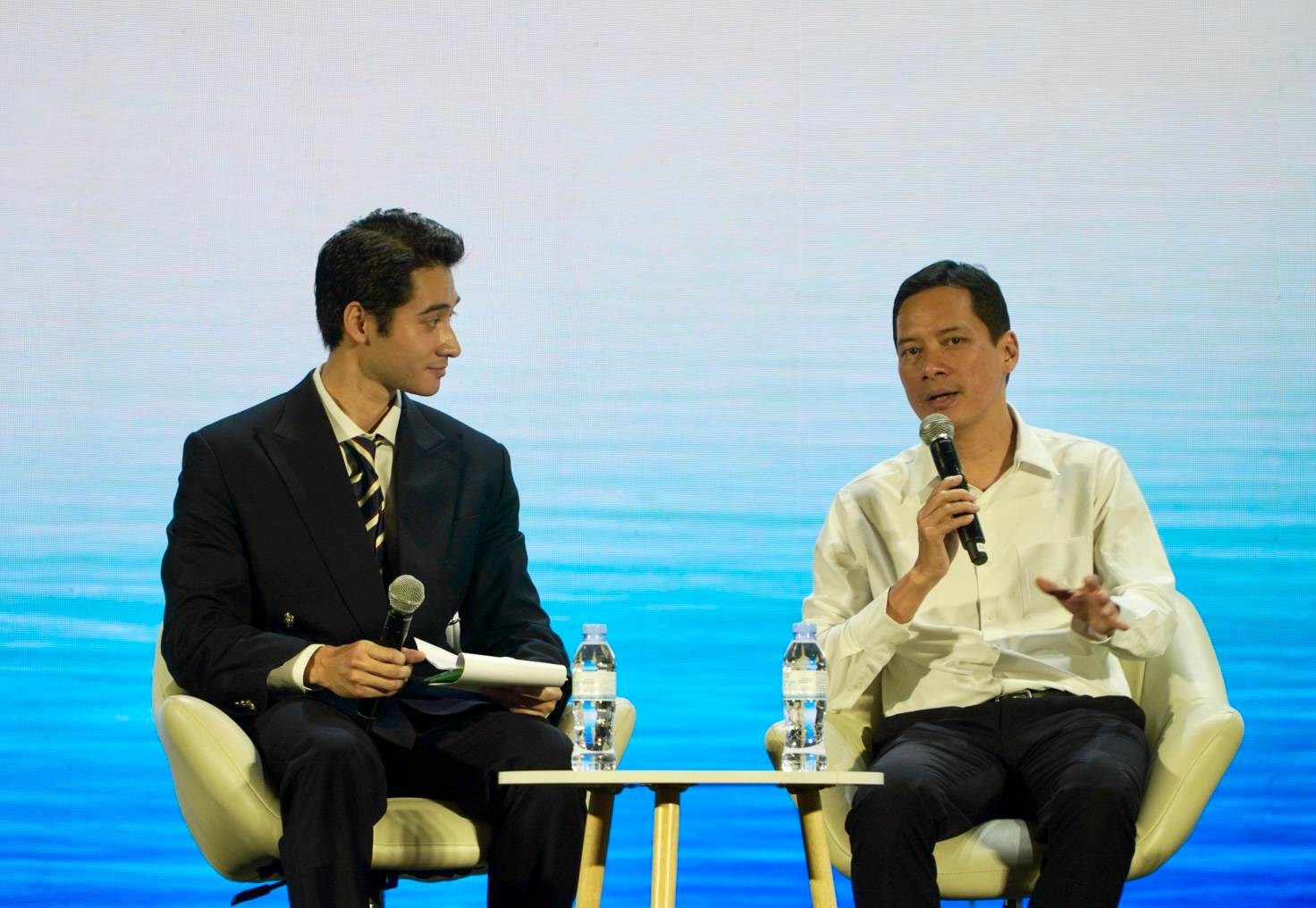 Mr. Le Quang Tu Do - Director of the Department of Radio, Television and Electronic Information (right) shared at the afternoon seminar on November 29. Photo: Mai Anh.