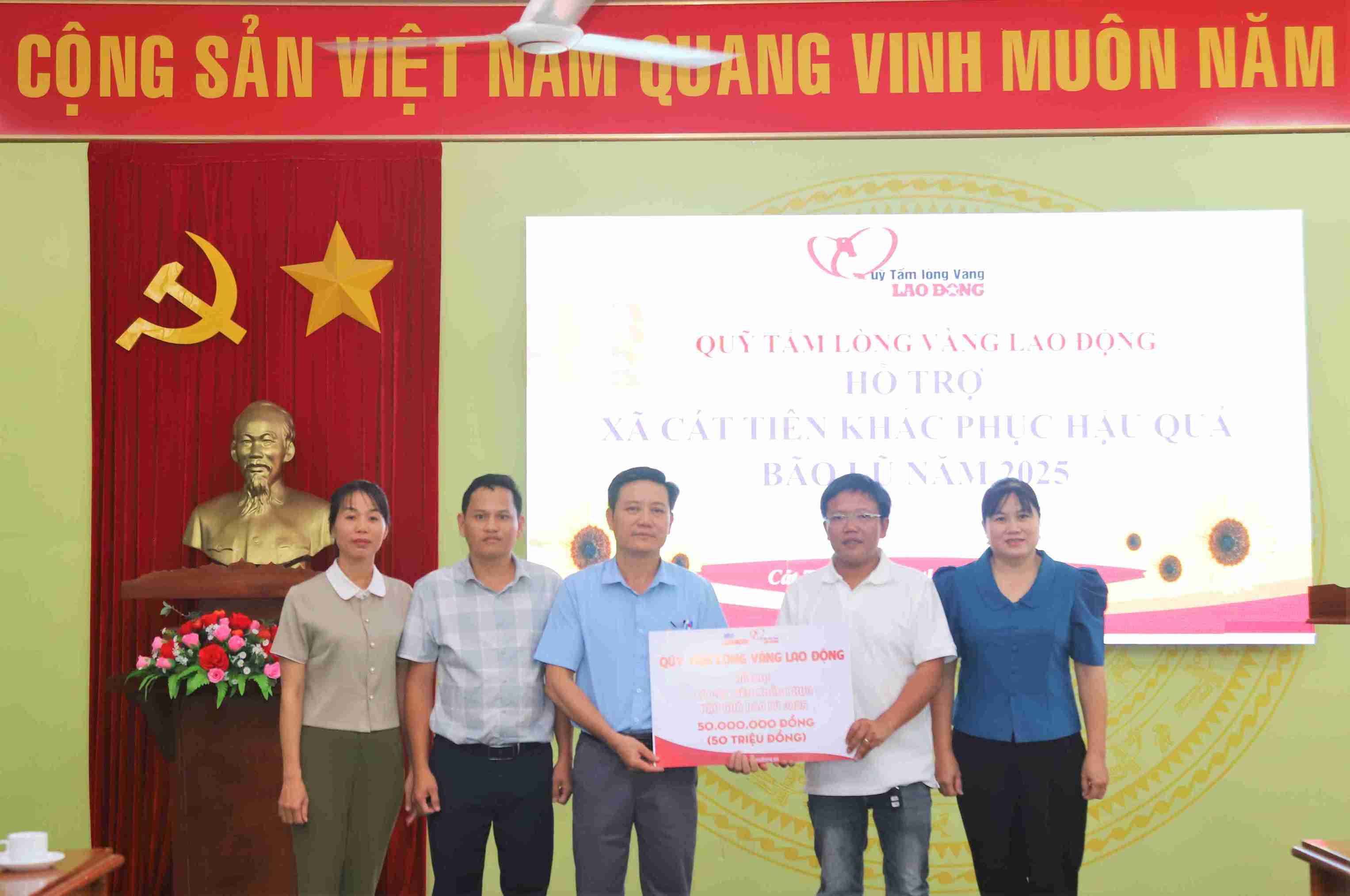 Phong vien Bao Lao Dong dai dien cho Quy XHTT Tam long Vang trao ho tro 50 trieu dong cho nguoi dan xa Cat Tien. Anh: Phuc Khanh