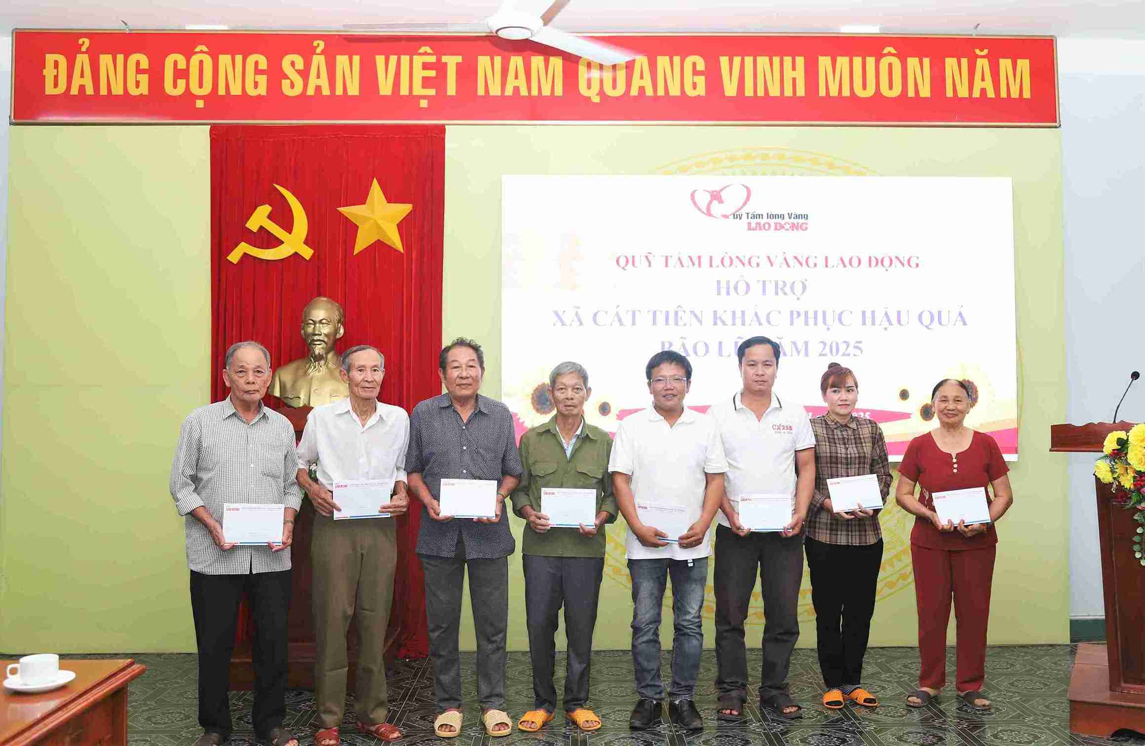 깟띠엔 코뮌(람동) 주민들은 황금 마음 XHTT 기금의 관심과 공유에 기뻐하고 있습니다. 사진: 푹카잉