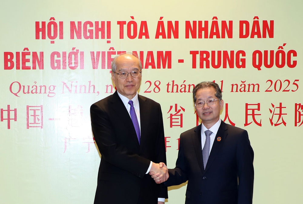 Ong Nguyen Van Quang, Uy vien Ban Chap hanh Trung uong Dang Cong san Viet Nam, Chanh an Toa an Nhan dan Toi cao Viet Nam va ong Truong Quan, Uy vien Ban Chap hanh Trung uong Dang Cong san Trung Quoc, Chanh an Toa an Nhan dan Toi cao Trung Quoc. Anh: Bao Cong ly