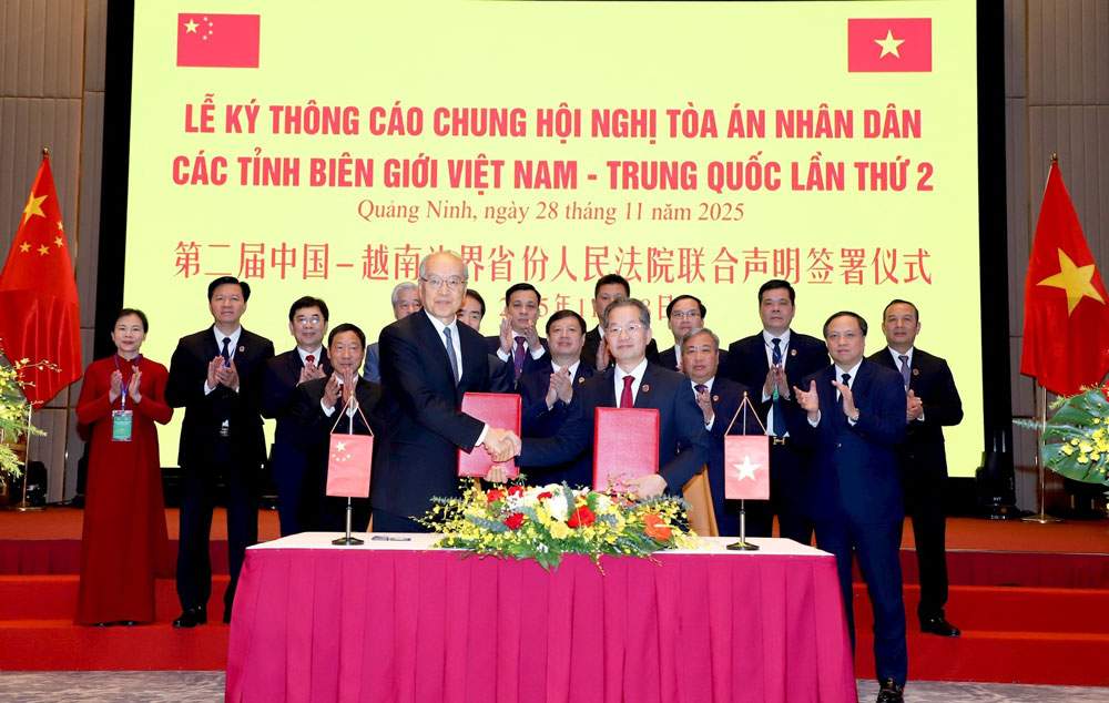 Le ky Thong cao chung giua Toa an nhan dan toi cao Viet Nam va Toa an nhan dan toi cao Trung Quoc. Anh: Bao Cong ly.