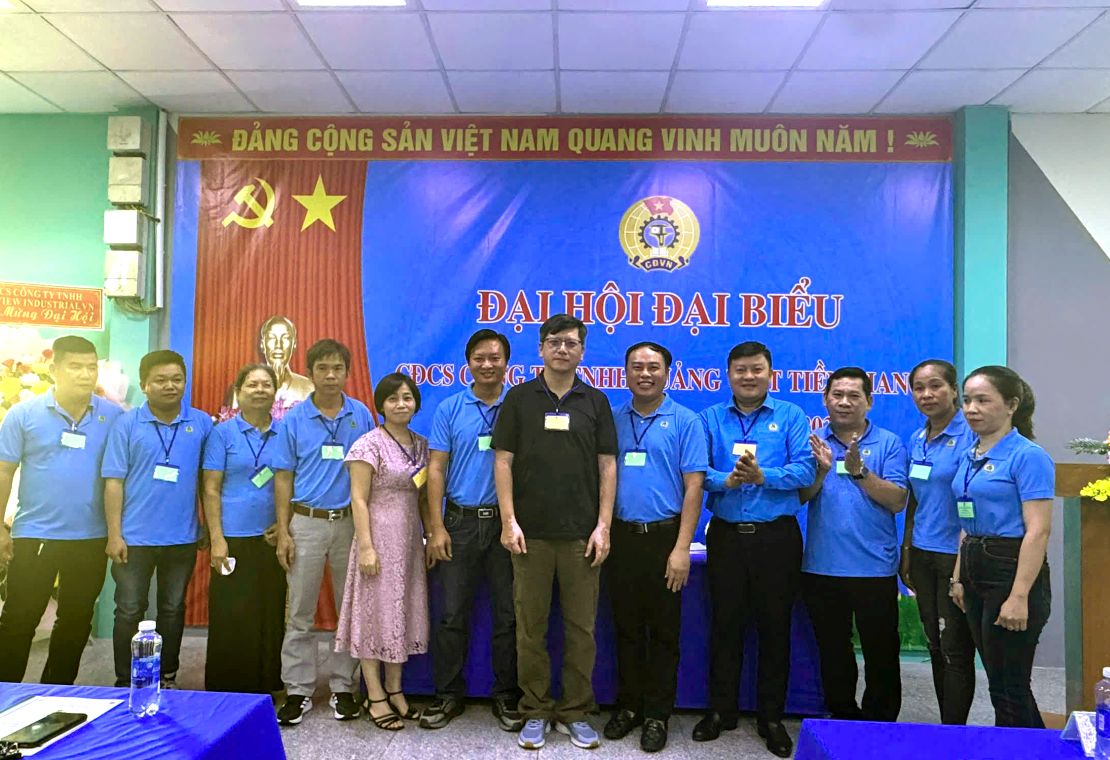 Chu tich Cong doan cac khu cong nghiep, khu kinh te tinh Dong Thap Nguyen Thanh Nhan chuc mung Ban chap hanh CDCS nhiem ky moi. Anh: Thanh Mai 