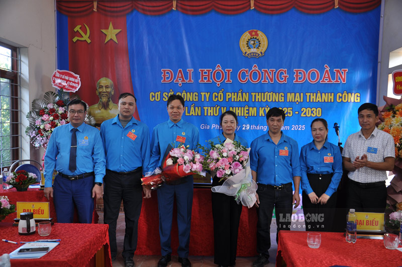 Ra mat Ban Chap hanh Cong doan Cong ty Co phan Thuong mai Thanh Cong. Anh: Dinh Dai
