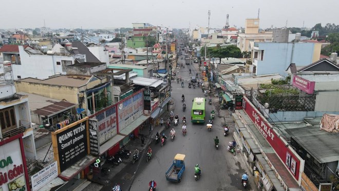 Duong Vinh Loc hien chi dap ung 2 lan xe luu thong. Anh: Anh Tu 