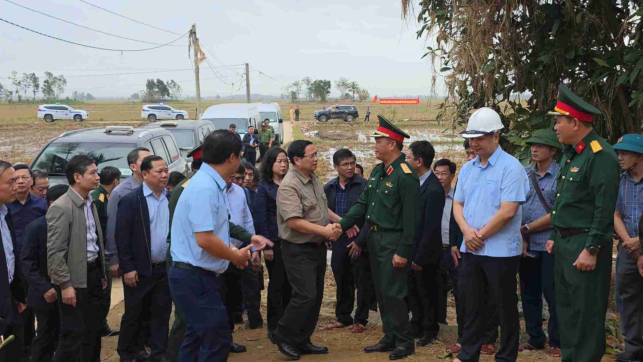 Thu tuong dong vien luc luong Quan khu 5 dang tham gia dung nha cho nguoi dan. Anh: Huu Long