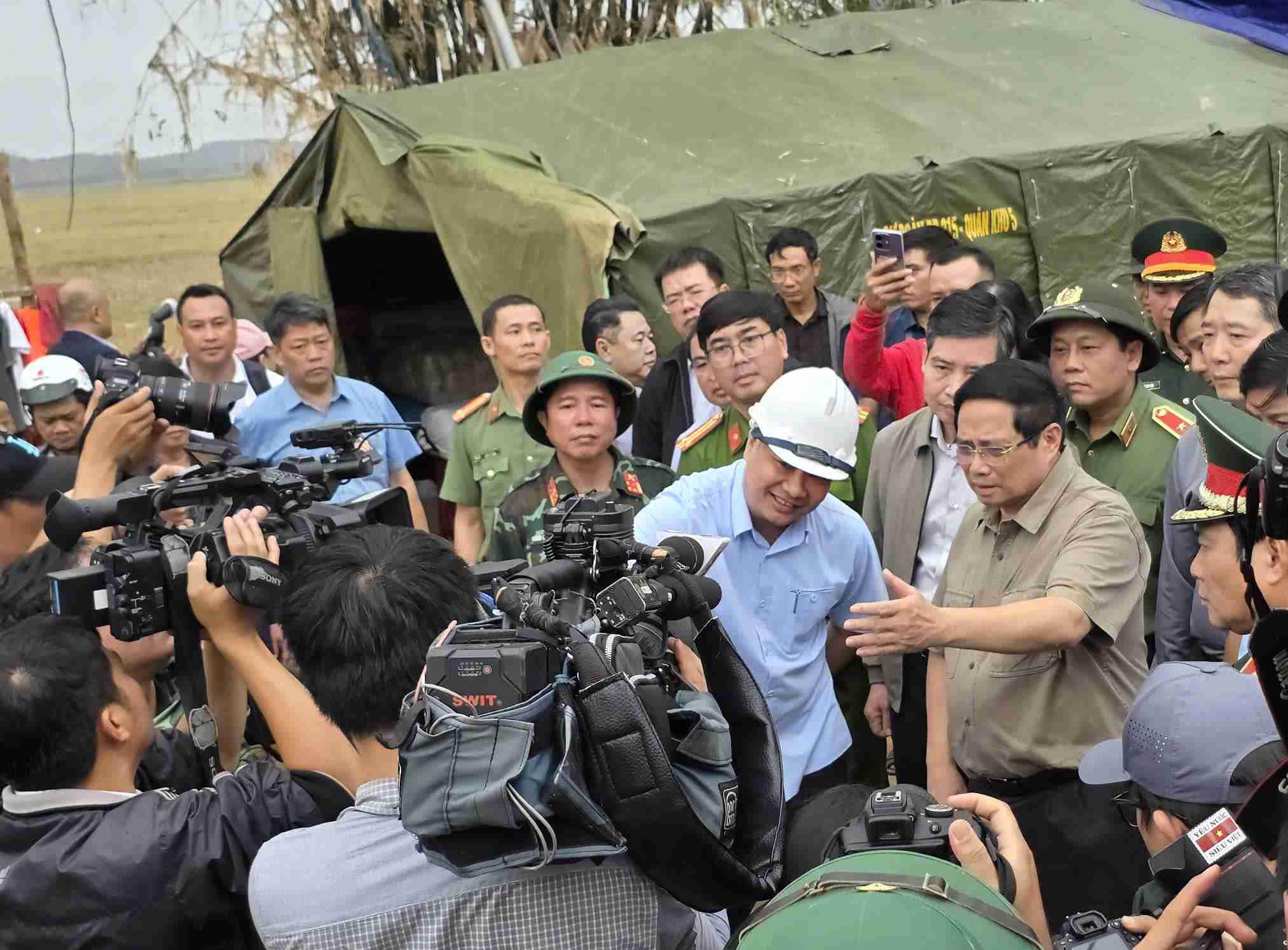 The Prime Minister discussed plans to build flood shelters for people in Dak Lak. Photo: Huu Long