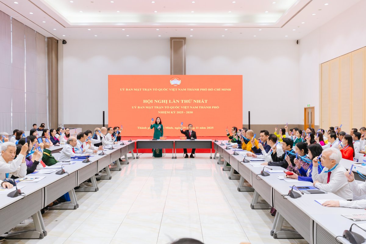 Quang canh hoi nghi lan thu nhat Uy ban MTTQ Viet Nam TPHCM khoa I (ngay 29.11). Anh: MTTQ TPHCM