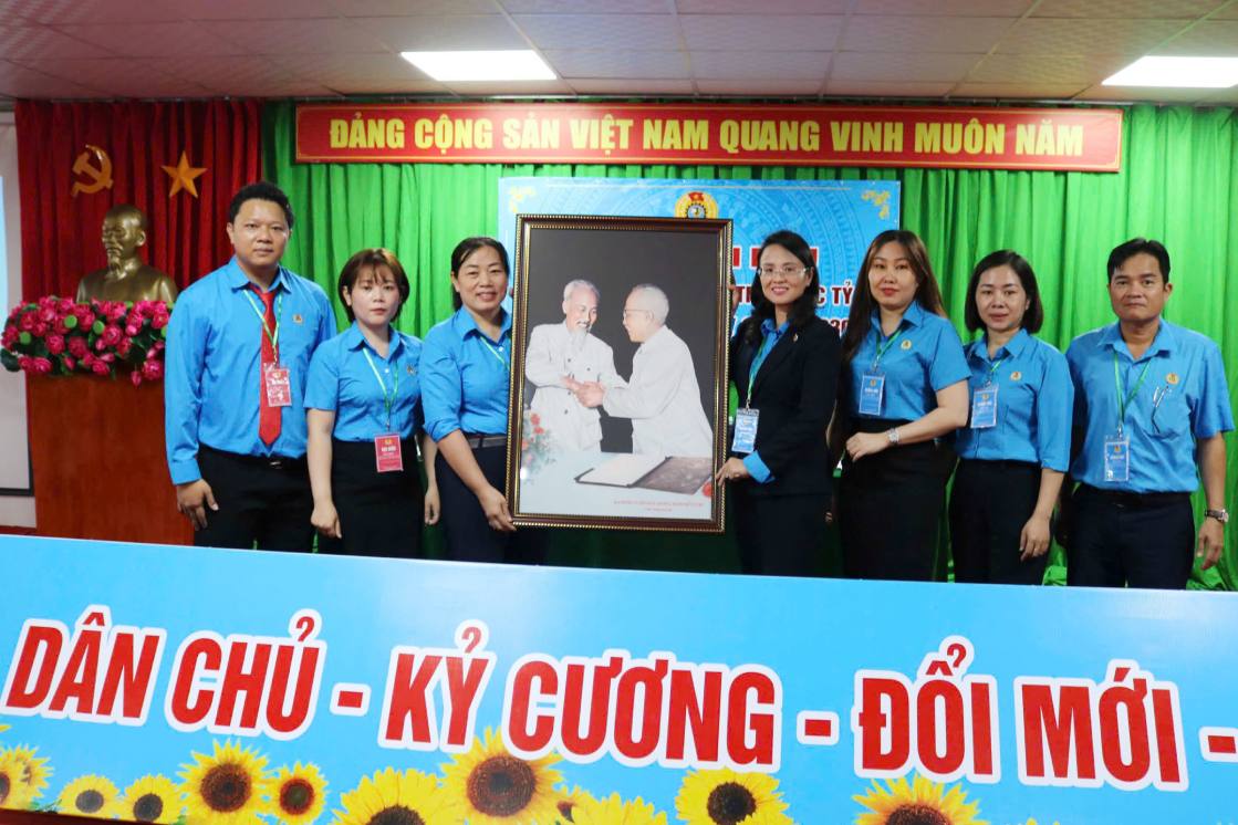 LDLD TP Can Tho tang tranh cho Cong doan co so Cong ty TNHH Lac Ty II. Anh: LDLD Can Tho