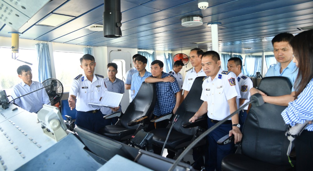 Doan Thanh tra tham quan thuc te tai Tau CSB 9003, Hai doi 401, BTL Vung Canh sat bien 4. Anh: BTL Vung CSB4