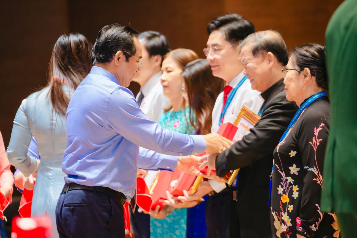 Ong Nguyen Van Duoc - Uy vien Trung uong Dang, Pho Bi thu Thanh uy, Chu tich UBND TPHCM trao bang tuyen duong phong trao thi dua yeu nuoc. Anh: MTTQ TPHCM