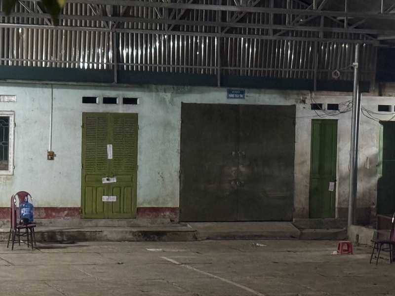 Khu nhà được cho là nhà ăn, bếp có cánh cửa màu xanh đang được niêm phong trong trụ sở cũ của . Ảnh: Nhóm PV