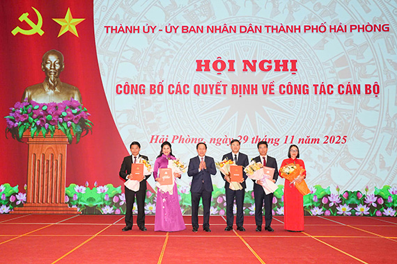 Hai Phong City Party Secretary Le Tien Chau presented the Decision and presented flowers to the comrades assigned to the task. Photo: Dam Thanh
