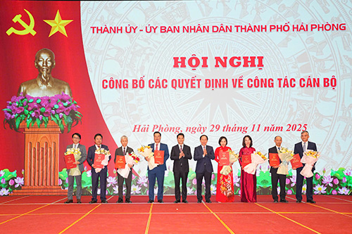 Bi thu Thanh uy Le Tien Chau va Chu tich UBND thanh pho Le Ngoc Chau trao quyet dinh cho cac dong chi duoc nhan nhiem vu. Anh: Dam Thanh