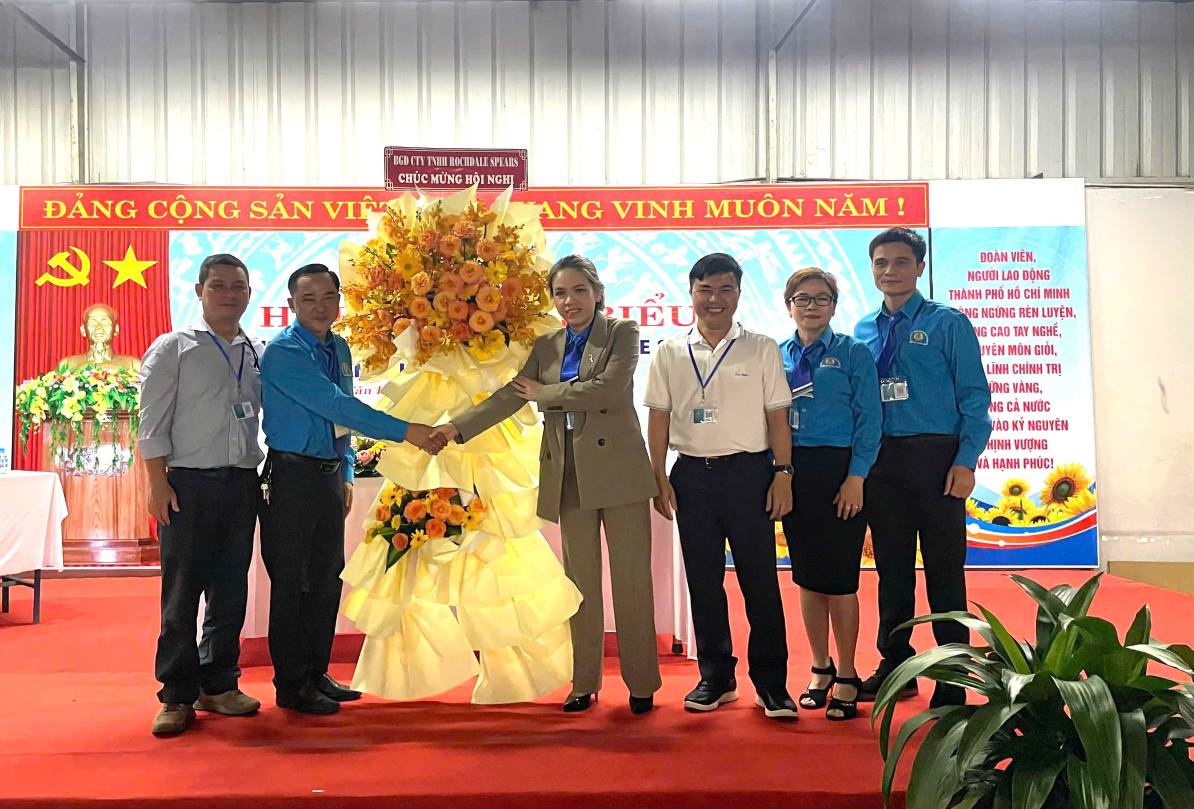 Ban Giam doc cong ty tang lang hoa chuc mung hoi nghi. Anh: Dinh Trong