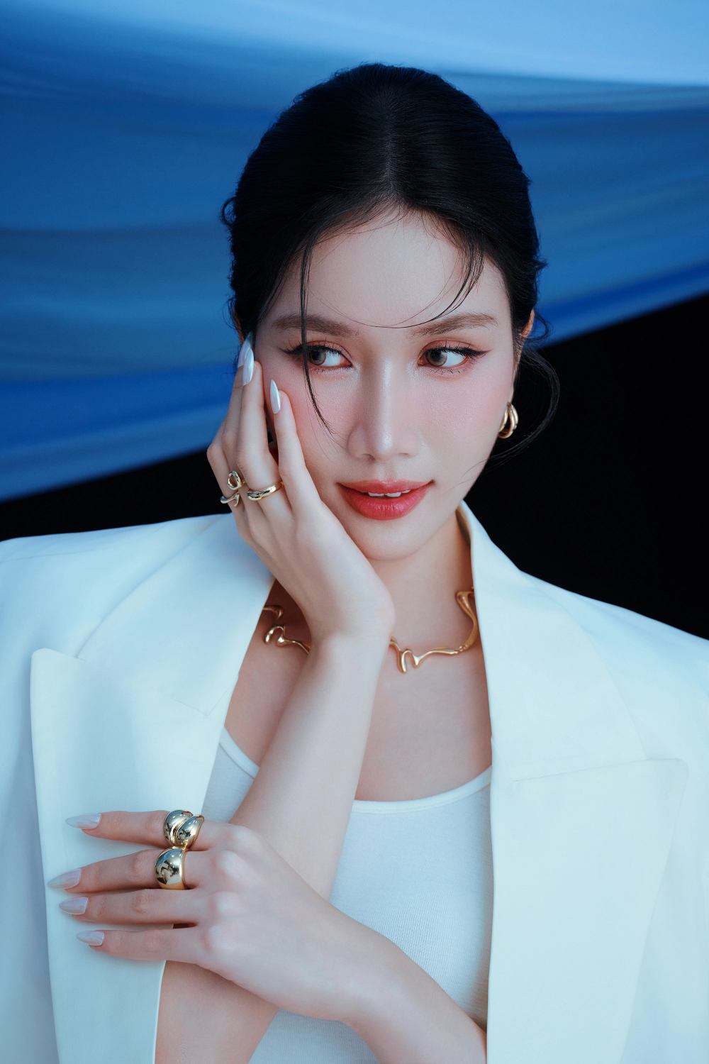 A hau Ngoc Anh. Anh: Nhan vat cung cap.