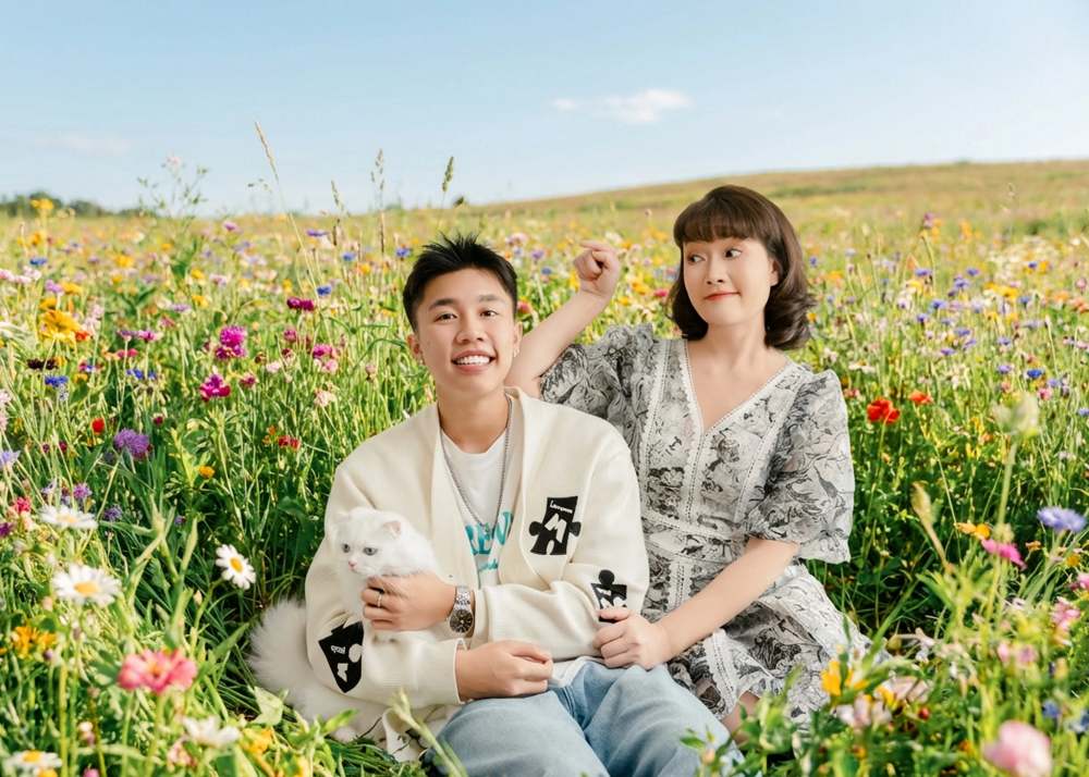 Nghe si Van Dung va con trai. Anh: Nhan vat cung cap.