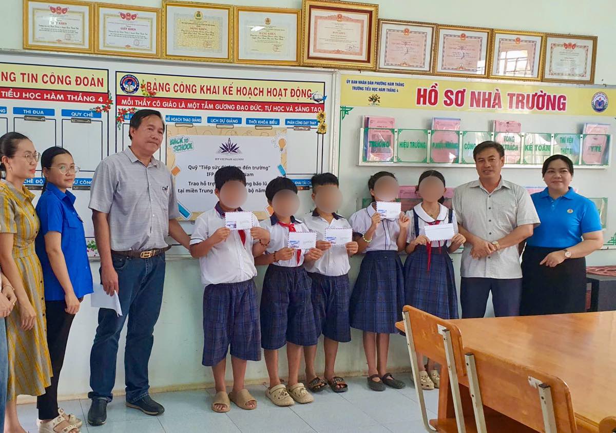 Cac phan qua trao cho cac em hoc sinh tu su ket noi cua Cong doan phuong Ham Thang. Anh: Duy Tuan 