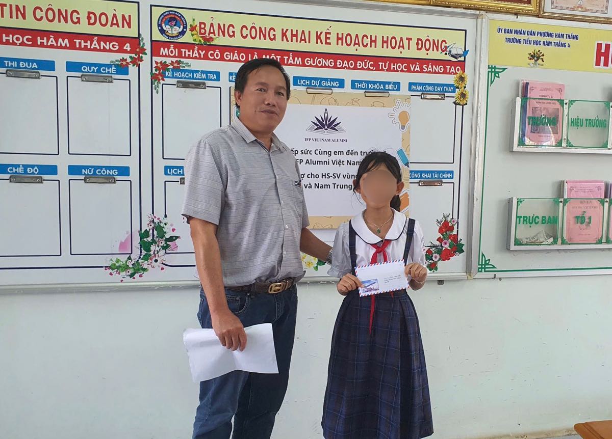 Trao qua cho hoc sinh co hoan canh kho khan, nha bi ngap nang do lu. Anh: Duy Tuan 