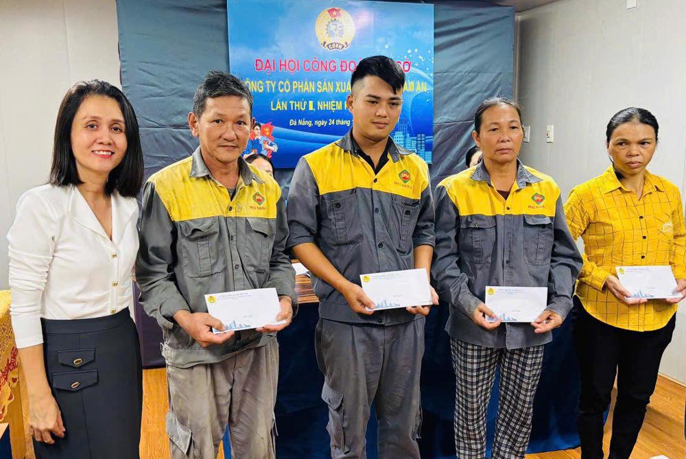 ダナン市バナ村労働組合は、洪水の影響を受けた159人の組合員に3億1800万ドンの支援金を贈呈しました。写真:バナ村労働組合.