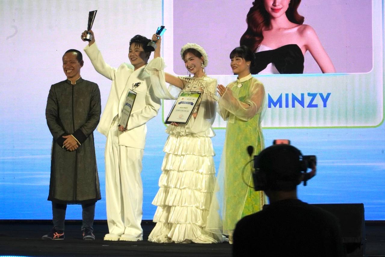 Hoa Minzy (middle) and artists receiving awards. Photo: Mai Anh.