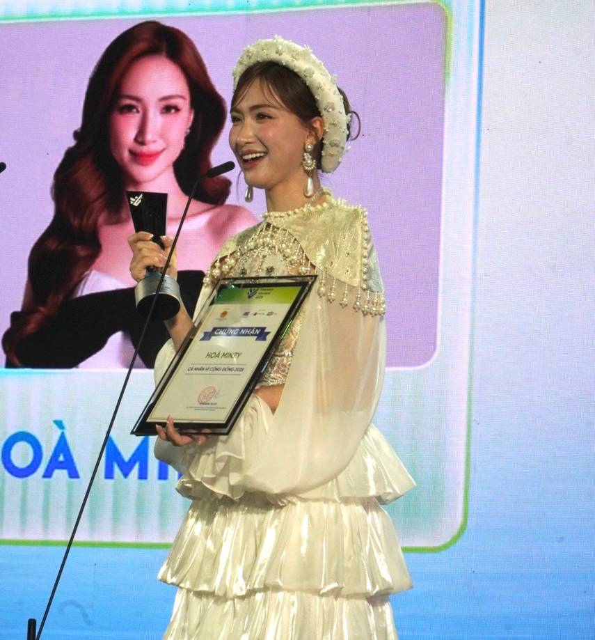 Hoa Minzy. Anh: Mai Anh.