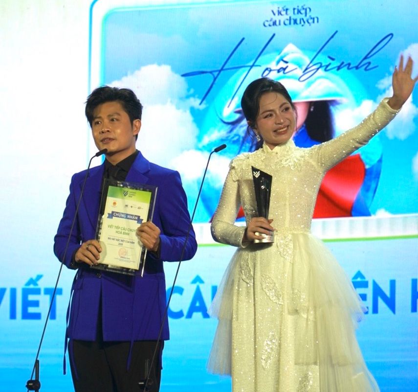 Nguyen Van Chung va Duyen Quynh nhan giai. Anh: Mai Anh.