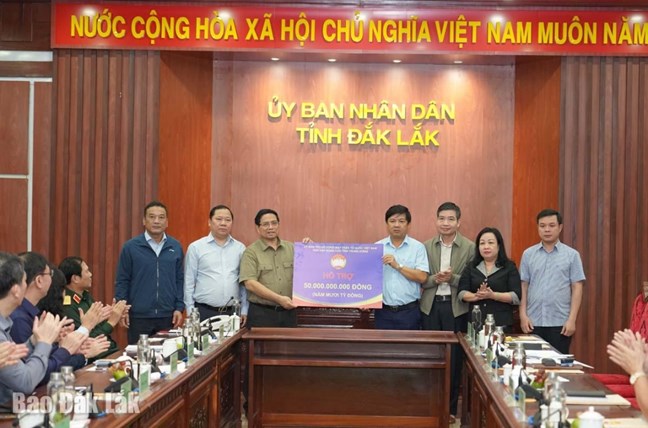 El Primer Ministro Pham Minh Chinh entrega el apoyo de 50 mil millones de dolares a la provincia de Dak Lak de la fuente de movilizacion del Comite Central de Movilizacion de Rescate. Foto: Periodico Dak Lak